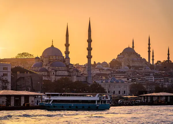 İstanbul, İstanbul 'daki Yeni Cami ve Süleyman Cami Camii ile Galata Köprüsü' nden İstanbul Boğazı 'na uzanan tarihi yarımadanın gün batımı manzarası