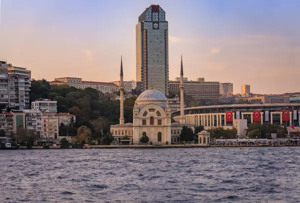 Günbatımında İstanbul Boğazı ve Büyük Mecidiye Camii Ortakoy Camii ve İstanbul Boğazı ile pitoresk şehir manzarası