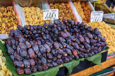 Türkiye, İstanbul 'da fiyat etiketleri ve taze yerel ürünlerle geleneksel pazar yerinde dikkatlice düzenlenmiş tatlı dolgun tarihler yığını