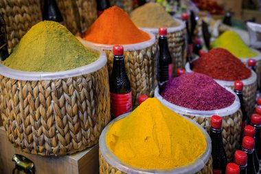 Hareketli bir pazar, ticaret ve gıda kültüründe parlak sarı zerdeçal ve diğer renkli baharatların canlı bir görüntüsü, İstanbul ve Türkiye