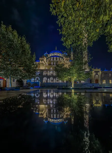 İstanbul, Türkiye 'deki Yeni Cami Yeni Cami Camii' nin aydınlanmış kubbeleri ve minareleri karanlık gökyüzünde ayna yansıması, Osmanlı mimarisi
