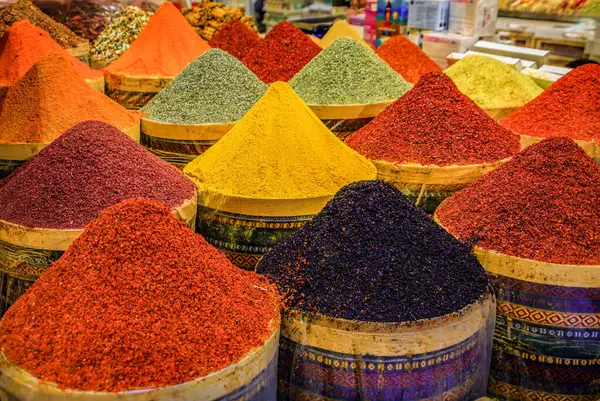 Hareketli bir pazar, ticaret ve gıda kültüründe parlak turuncu paprika ve diğer renkli baharatların canlı bir gösterisi, İstanbul ve Türkiye