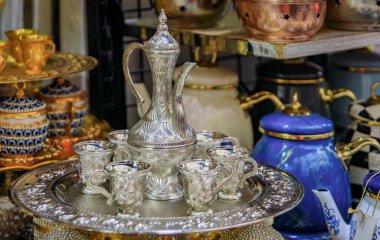 Türkiye 'nin İstanbul kentindeki bir pazar yerinde süslü bir sürahi ve bardaklarla işlenmiş karışık Türk Kahvesi Çay Zamzam içki takımı