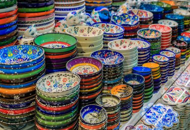 Türkiye 'nin İstanbul kentindeki Grand Bazaar' da el yapımı Türk seramik Iznik çanak çömlekleri, Osmanlı tarzı çiçek desenleri ve kabartmalarla süslendi