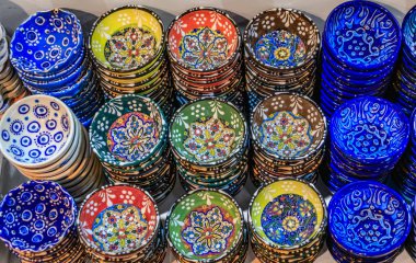 Türkiye 'nin İstanbul kentindeki Grand Bazaar' da el yapımı Türk seramik Iznik çanak çömlekleri, Osmanlı tarzı çiçek desenleri ve kabartmalarla süslendi