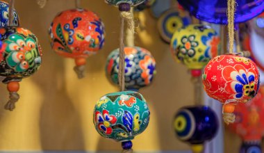 Türkiye 'nin İstanbul kentindeki Grand Bazaar' da, yaşam gücünü temsil eden nar ağacının karmaşık desenli renkli seramik hatıraları