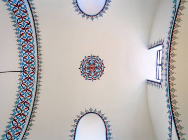 Türkiye 'nin İstanbul kentindeki tarihi Büyük Çarşı' nın örtülü bir caddesinde geleneksel Osmanlı deseniyle karışık dekore edilmiş tavan