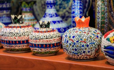 Türkiye 'nin İstanbul kentinde el yapımı Türk seramik İznik çömlek paneli, bir nar ağacı, İslami desen ve Osmanlı tarzında bir rahatlama ile süslendi