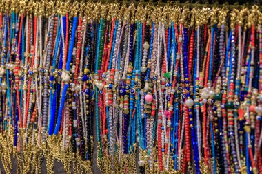 Türkiye 'nin başkenti İstanbul' daki Grand Bazaar 'daki hareketli bir hediyelik eşya dükkanında satışta şeytani göz alıcıları ve değerli taşlar bulunan renkli boncuklu bilezikler sergileniyor