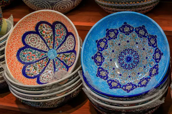 Türkiye 'nin İstanbul kentindeki Grand Bazaar' da el yapımı Türk seramik Iznik çanak çömlekleri, Osmanlı tarzı çiçek desenleri ve kabartmalarla süslendi