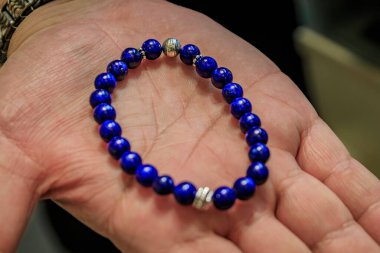 İstanbul, Türkiye 'deki Grand Bazaar' da elinde özel yapım lapis lazuli ve gümüş bilezik gösteren bir kuyumcu görülüyor.