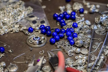Türkiye 'nin İstanbul kentindeki Grand Bazaar' da özel olarak yapılmış bir bilezik için, lapis lazuli ve gümüş boncuklu kuyumcu çalışma alanı.