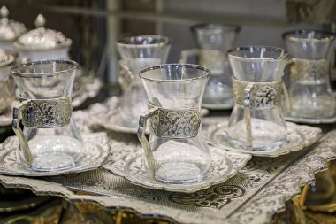 Türkiye 'nin İstanbul kentindeki Grand Bazaar' daki bir hediyelik eşya dükkanında geleneksel Türk çay ve kahve setlerinin dekoratif bir tepside karmaşık desenlerle sergilenmesi