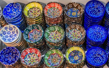 Türkiye 'nin İstanbul kentindeki Grand Bazaar' da el yapımı Türk seramik Iznik çanak çömlekleri, Osmanlı tarzı çiçek desenleri ve kabartmalarla süslendi