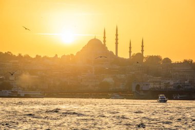 İstanbul, İstanbul 'daki Yeni Cami ve Süleyman Cami Camii ile Galata Köprüsü' nden İstanbul Boğazı 'na uzanan tarihi yarımadanın gün batımı manzarası