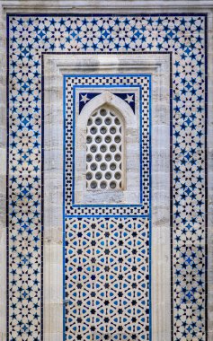 İstanbul, Türkiye 'deki tarihi mimar Nuruosmaniye Camii' nin dış cephesi hakkında ayrıntılı detaylara sahip taştan bir mozaik.