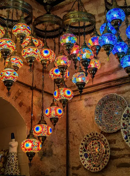 Türkiye 'nin başkenti İstanbul' daki Grand Bazaar 'daki bir özel dükkanda renkli el yapımı mozaik Türk lambaları ve karmaşık desenler sergileniyor