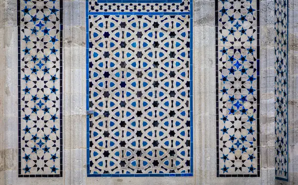 İstanbul, Türkiye 'deki tarihi mimar Nuruosmaniye Camii' nin dış cephesi hakkında ayrıntılı detaylara sahip taştan bir mozaik.