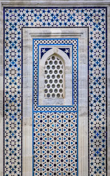 İstanbul, Türkiye 'deki tarihi mimar Nuruosmaniye Camii' nin dış cephesi hakkında ayrıntılı detaylara sahip taştan bir mozaik.