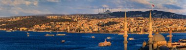 İstanbul, Türkiye 'de İstanbul' da Yeni Cami ile dramatik bulutların altında altın ışıkla yıkanan Boğaz üzerindeki panoramik ufuk çizgisi