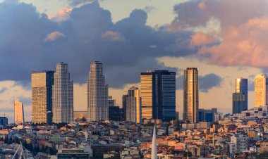 Altın Boynuz boyunca antik ve modern mimarinin panoramik bir görüntüsü, İstanbul, Türkiye 'de dramatik bulutlar altında altın saat ışığı altında yıkandı