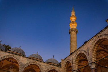 Bir Osmanlı İmparatorluk Camisi olan görkemli Süleyman Camisi, İstanbul, Türkiye 'de açık bir gökyüzü altında büyük kubbesini ve yüksek minarelerini sergiliyor.