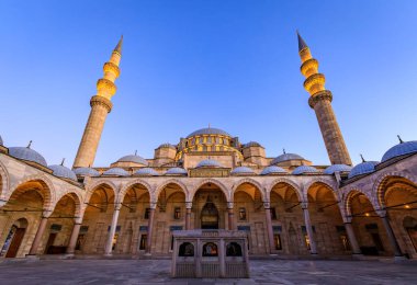 Görkemli Süleyman Camii, bir Osmanlı İmparatorluk Camii, büyük kubbesi ve yüksek minareleri ile İstanbul, Türkiye 'de açık bir günbatımı gökyüzü altında