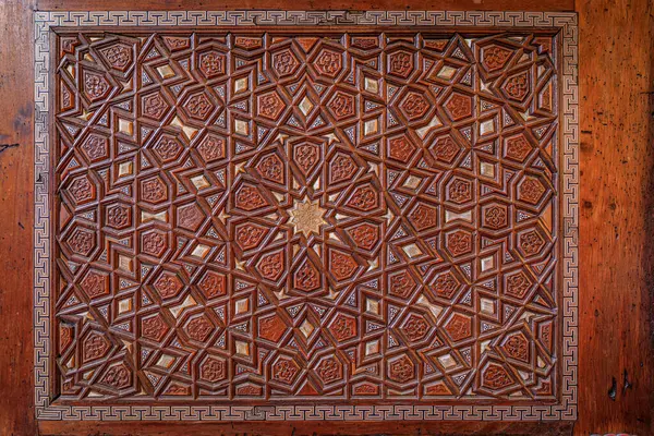 İstanbul, Türkiye 'deki Süleyman Camii' nin kapısında geleneksel İslami Girit yıldız desenlerinin yer aldığı karmaşık bir ahşap panel