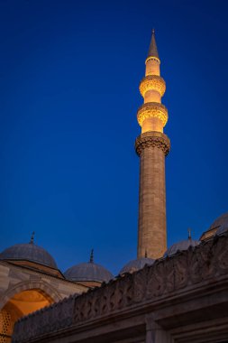 Bir Osmanlı İmparatorluk Camisi olan görkemli Süleyman Camisi, İstanbul, Türkiye 'de açık bir gökyüzü altında büyük kubbesini ve yüksek minarelerini sergiliyor.