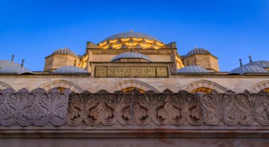 İstanbul, Türkiye 'de akşam saatlerinde Süleyman Camii' nin süslü taş oymalar ve aydınlatma kubbeleriyle ayrıntılı bir yakın çekimi