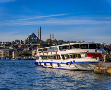 İstanbul feribotu, Yeni Cami ve Türkiye 'deki Süleyman Cami Camii ile Galata Köprüsü' nün karşısındaki Altın Boynuz 'un karşısındaki tarihi yarımadanın şehir manzaralı feribotu