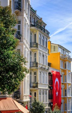 İstanbul 'da Galata Kulesi yakınlarındaki kentsel mimari, popüler bir turizm bölgesinde geleneksel gösterişli cephelere sahip bir dizi eski bina