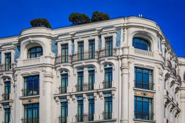 Popüler bir semtte mozaikle dekore edilmiş geleneksel görünüşlü eski bir bina, Galata Kulesi, İstanbul, Türkiye yakınlarındaki kentsel mimari