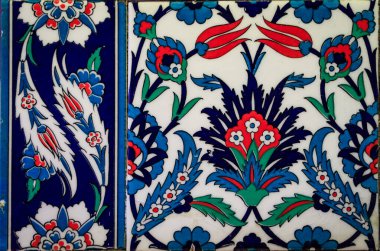 Türkiye 'nin İstanbul kentinde geleneksel Osmanlı tarzında mavi ve kırmızı el yapımı Türk Iznik mozaik fayanslarını çiçeklerle süsleyin