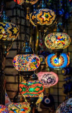 Türkiye 'nin başkenti İstanbul' daki Grand Bazaar 'daki bir özel dükkanda renkli el yapımı mozaik Türk lambaları ve karmaşık desenler sergileniyor