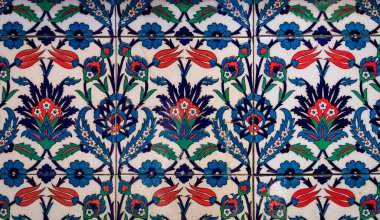 Türkiye 'nin İstanbul kentinde geleneksel Osmanlı tarzında mavi ve kırmızı el yapımı Türk Iznik mozaik fayanslarını çiçeklerle süsleyin