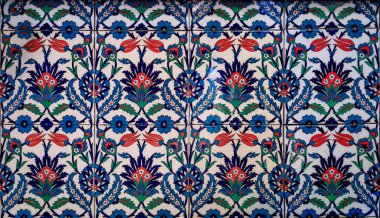 Türkiye 'nin İstanbul kentinde geleneksel Osmanlı tarzında mavi ve kırmızı el yapımı Türk Iznik mozaik fayanslarını çiçeklerle süsleyin