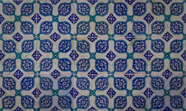 Türkiye 'nin İstanbul kentinde geleneksel Osmanlı tarzında mavi ve kırmızı el yapımı Türk Iznik mozaik fayanslarını çiçeklerle süsleyin