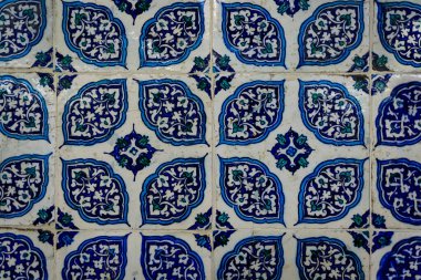 Türkiye 'nin İstanbul kentinde geleneksel Osmanlı tarzında mavi ve kırmızı el yapımı Türk Iznik mozaik fayanslarını çiçeklerle süsleyin