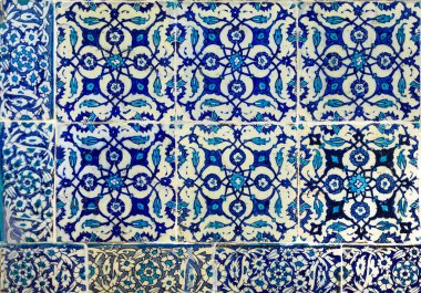 Türkiye 'nin İstanbul kentinde geleneksel Osmanlı tarzında mavi ve kırmızı el yapımı Türk Iznik mozaik fayanslarını çiçeklerle süsleyin