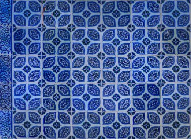 Türkiye 'nin İstanbul kentinde geleneksel Osmanlı tarzında mavi ve kırmızı el yapımı Türk Iznik mozaik fayanslarını çiçeklerle süsleyin