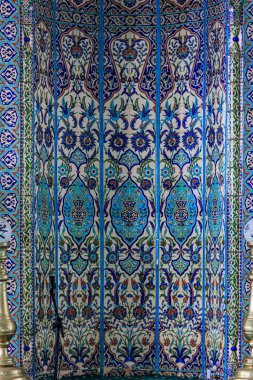 İstanbul, Türkiye - 11 Kasım 2023: Renkli İznik fayanslarıyla Osmanlı döneminden kalma bir imparatorluk camisi olan Hocapaca Camii Camii 'nin dekoratif mihrab yuvası