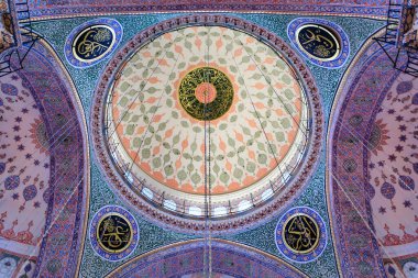 İstanbul, Türkiye - 11 Kasım 2023: Yeni Cami veya Yeni Cami 'nin dekoratif iç mimarisi, görkemli Osmanlı dönemi imparatorluk camii, renkli İznik fayanslarıyla