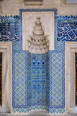 İstanbul, Türkiye - 11 Kasım 2023: Yeni Cami veya Yeni Cami 'nin Mihrab yuvası, renkli İznik fayanslarına sahip görkemli bir Osmanlı dönemi imparatorluk camisi.