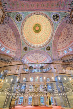 İstanbul, Türkiye - 11 Kasım 2023: Yeni Cami veya Yeni Cami 'nin dekoratif iç mimarisi, görkemli Osmanlı dönemi imparatorluk camii, renkli İznik fayanslarıyla