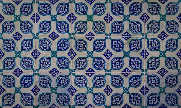 Türkiye 'nin İstanbul kentinde geleneksel Osmanlı tarzında mavi ve kırmızı el yapımı Türk Iznik mozaik fayanslarını çiçeklerle süsleyin