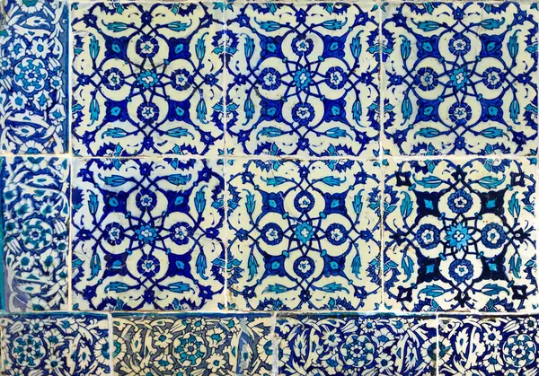 Türkiye 'nin İstanbul kentinde geleneksel Osmanlı tarzında mavi ve kırmızı el yapımı Türk Iznik mozaik fayanslarını çiçeklerle süsleyin