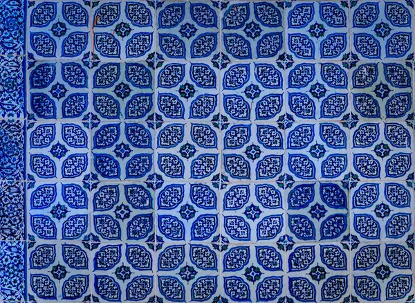 Türkiye 'nin İstanbul kentinde geleneksel Osmanlı tarzında mavi ve kırmızı el yapımı Türk Iznik mozaik fayanslarını çiçeklerle süsleyin