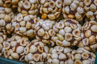 Mısır Çarşısı, İstanbul ve Türkiye 'deki bir tezgahta satılması planlanan fındıklı Türk fıstığı ve kurutulmuş tarih macunuyla lezzetli Türk fındığı