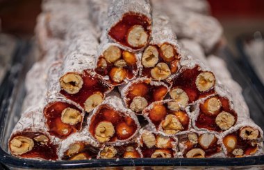 Mısır Çarşısı, İstanbul ve Türkiye 'de düzgünce sergilenen fındık şekerli Türk lokması seçimi